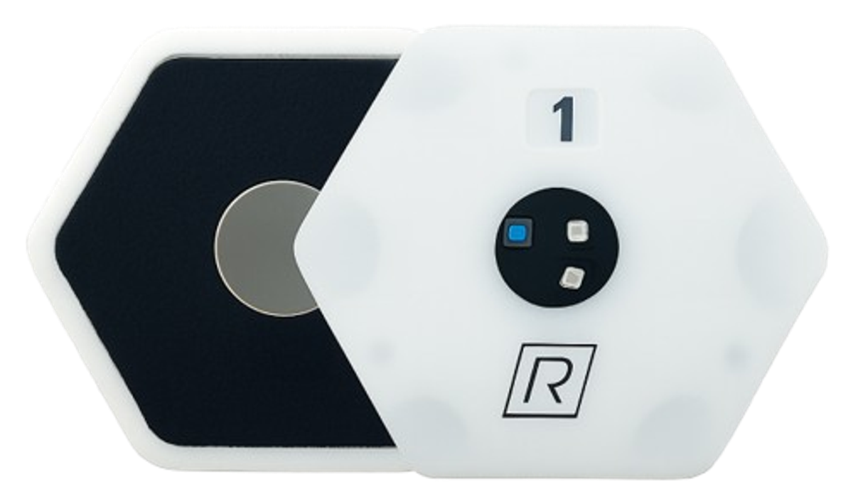 六角形のREAXION Device本体と、背面に取り付ける磁石ベースパッドの製品写真